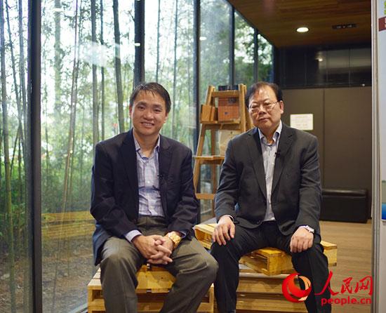 香港环境保护署助理署长黎耀基(左)与香港保良局的社会服务总干事林木昆（右）